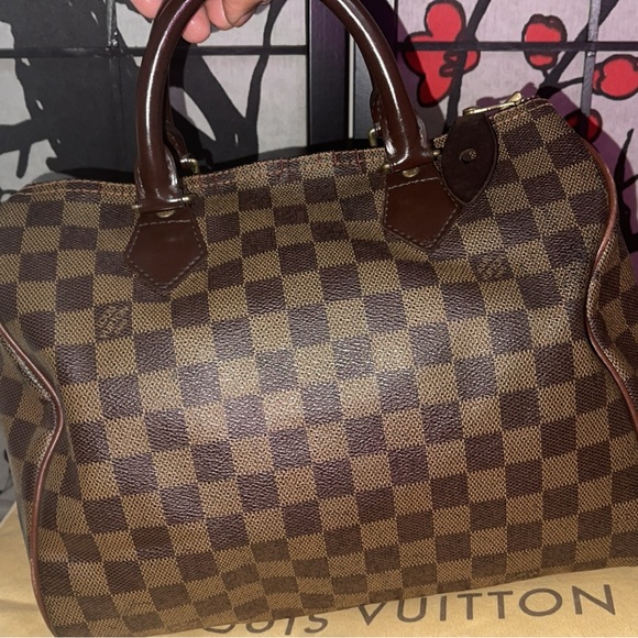 AUTHENTIC LOUIS VUITTON bag. Has been worn a bit. selling for very cheap. :) - Picture 4 of 5